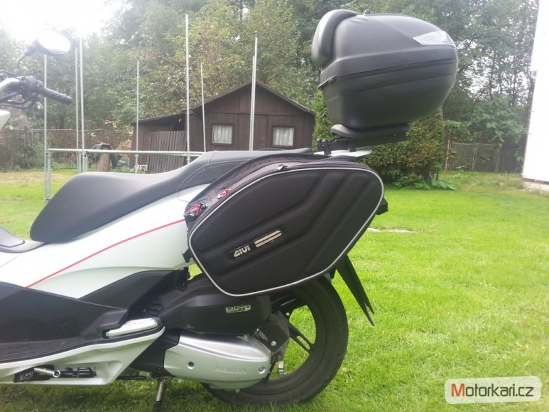 Recenze Kufry Givi EA 101 na motorce Honda PCX 125 | Motorkáři.cz