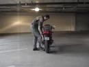 Jak dát motorku na hlavní stojan??! - motorkářské video | Motorkáři.cz