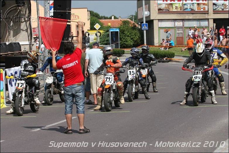 Supermoto - Motocyklový sport Driftování na náměstí v Hrušovanech |  Motorkáři.cz