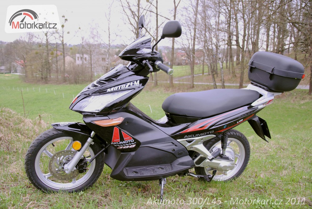 Elektroskútr Akumoto 300/L45 | Motorkáři.cz