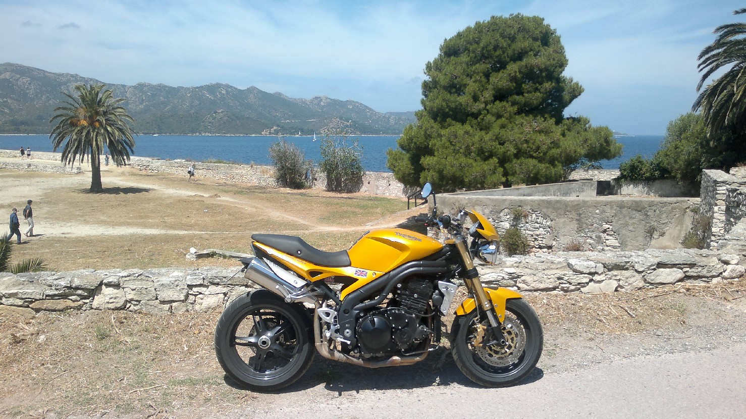 Cestopisy na motorce Punkový pohled na Korsiku z Triumpha cestopis na  motorce | Moto