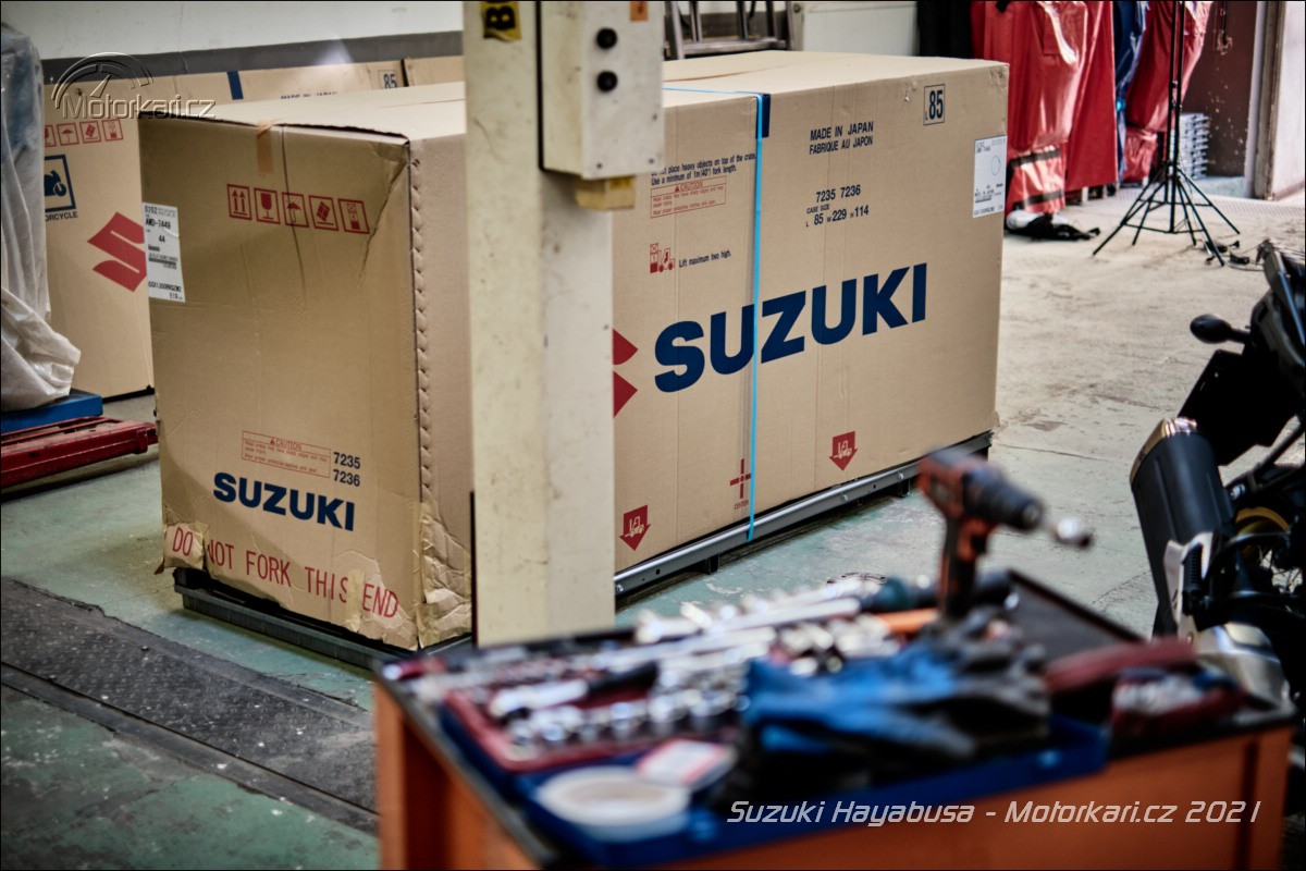 Unboxing Suzuki Hayabusa 2021: Vytáhli jsme z krabice prvního Sokola! |  Motorkáři.c